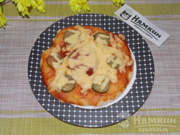 Порционная пицца с солеными огурцами без томатов