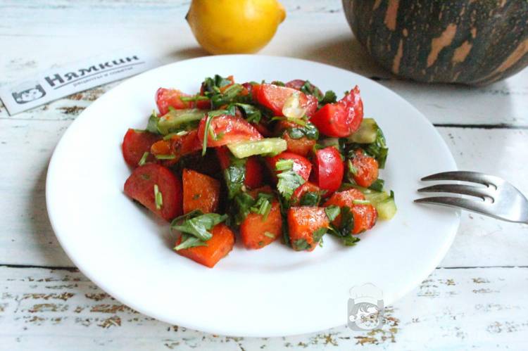 Салат из жареной тыквы с огурцами и помидорами
