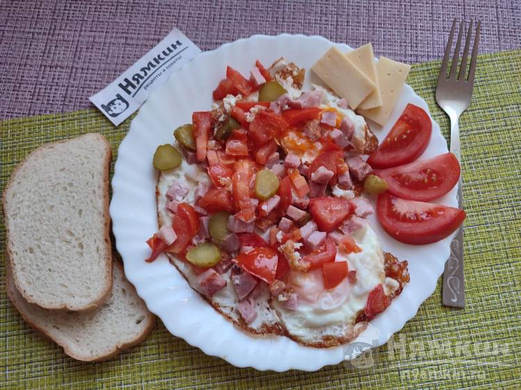 Яичница-глазунья с ветчиной, помидорами и маринованными корнишонами на завтрак