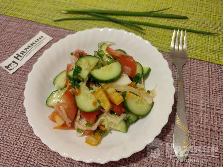 Салат из свежих овощей и квашеной капусты с зеленью