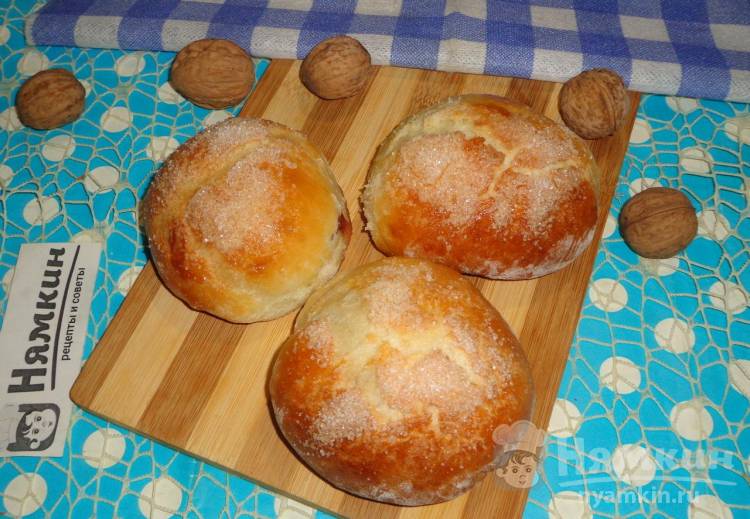 Дрожжевые булочки со сливовым джемом и грецкими орехами в духовке