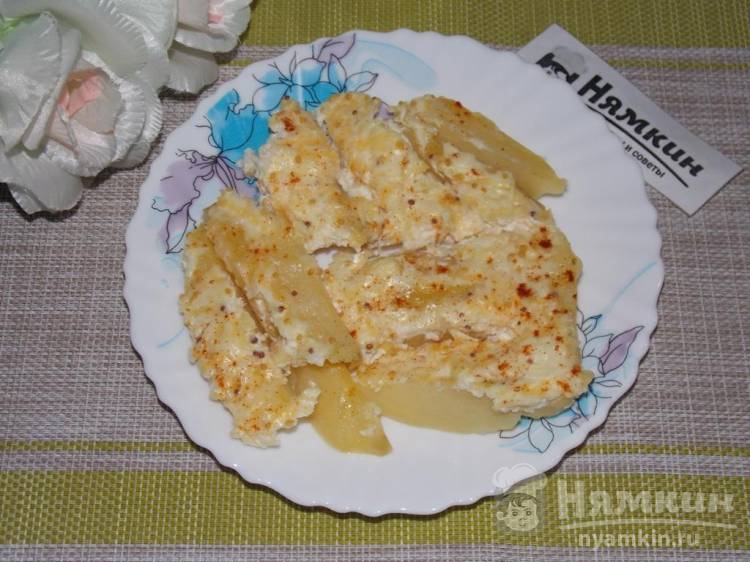 Картофель запеченный под сырным соусом со сметаной