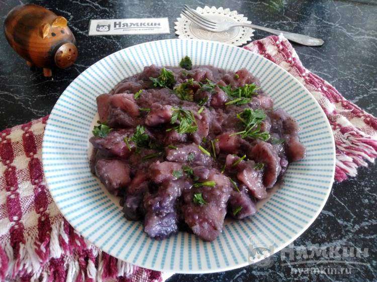 Красный и фиолетовый картофель тушёный с луком на сковороде 