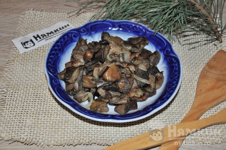 Жареные польские грибы с луком на сковороде