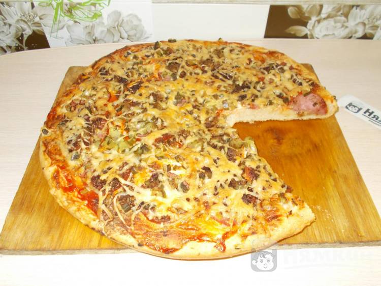 Пицца с двумя видами сыра, колбасой и маринованными огурцами 