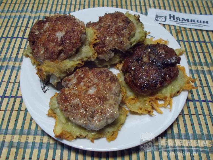 Картофельные драники со свиной котлетой на сковороде