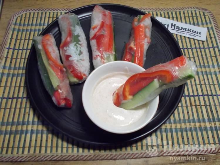 Спринг-роллы из рисовой бумаги с крабовыми палочками и овощами