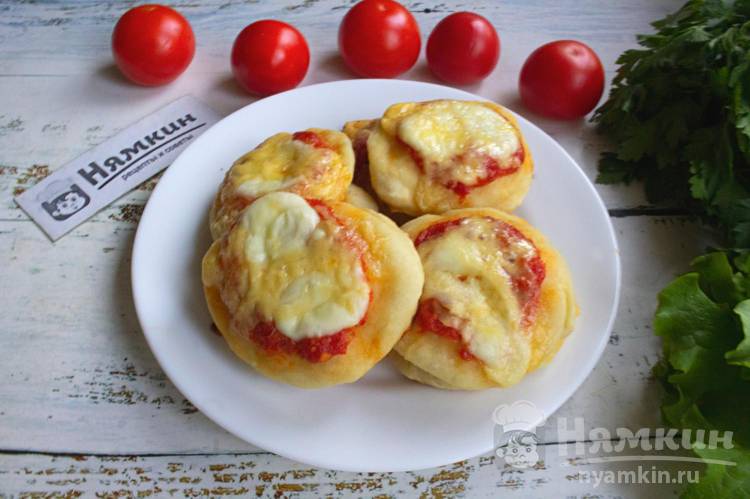 Пиццетты на дрожжевом тесте с томатным соусом и моцареллой