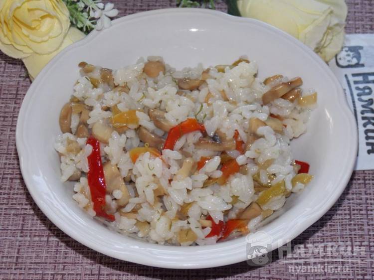 Рассыпчатый рис с шампиньонами и овощами на сковороде