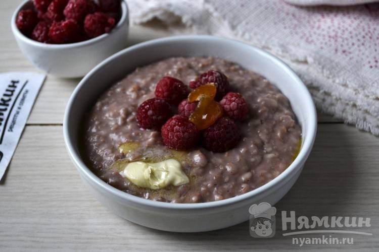 Овсяная каша на воде с малиновым пюре и медом