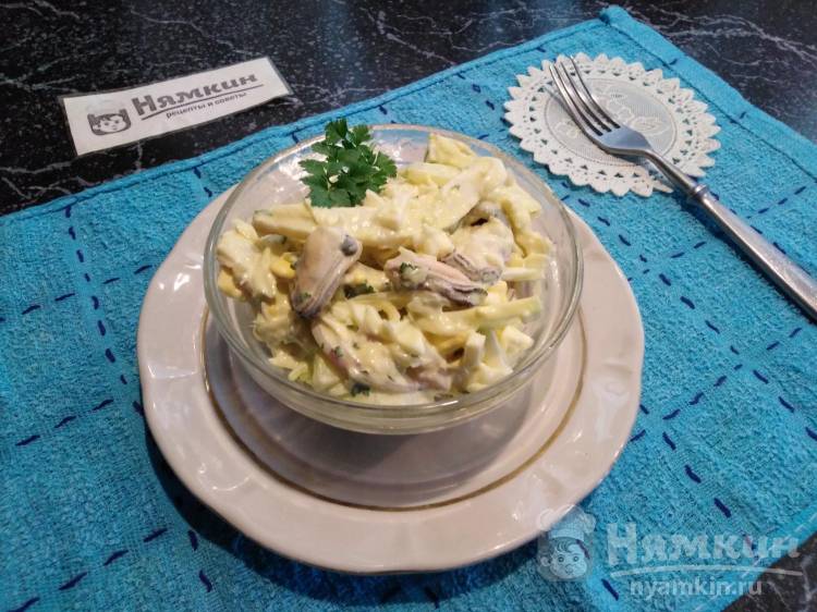 Салат с капустой, морепродуктами и вареными яйцами