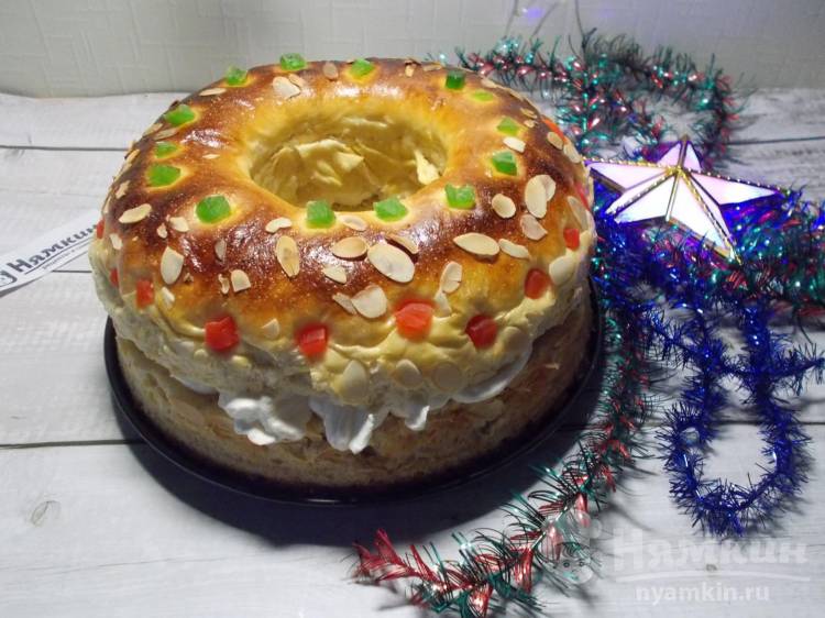 Рождественский пирог Трех королей со взбитыми сливками