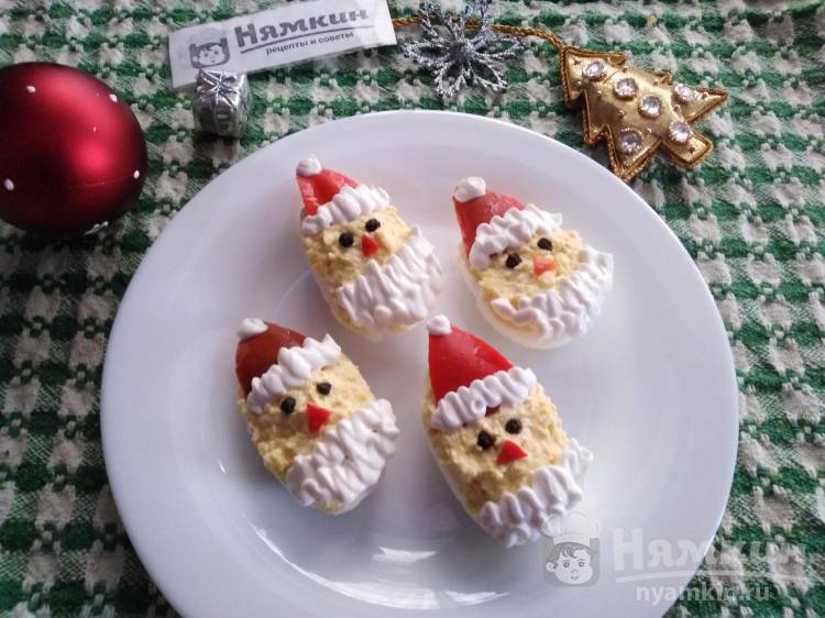 Новогодние фаршированные яйца с плавленым сыром и чесноком Дед Морозик