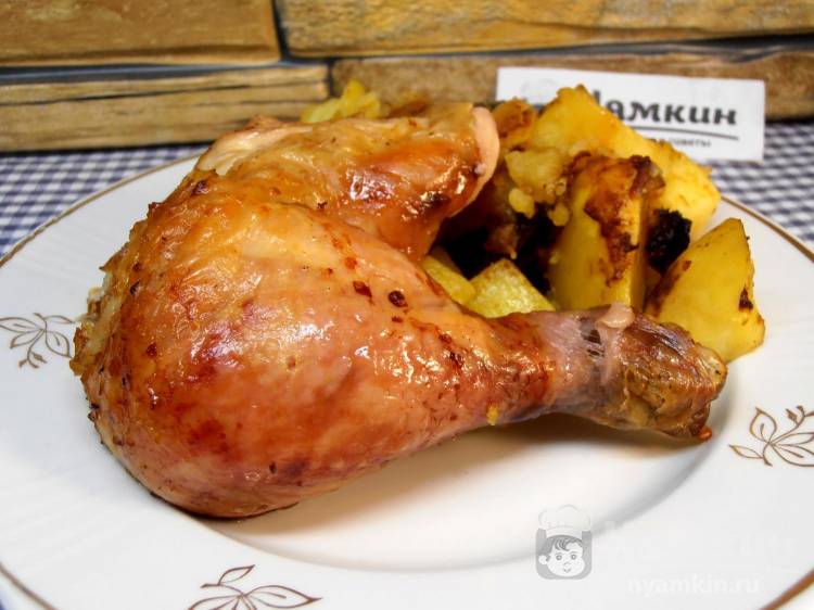 Курица целиком с румяной корочкой и картошкой в духовке