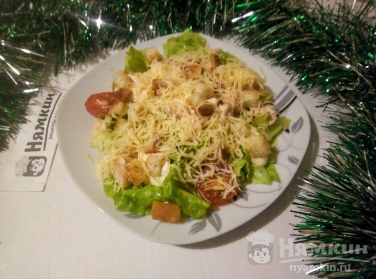 Новогодний салат с копченой курицей и овощами