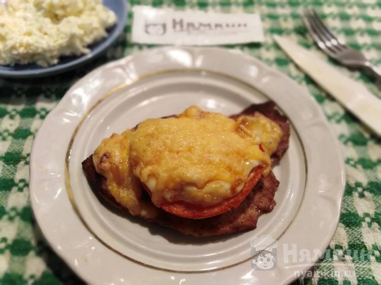Свинина с помидорами и сыром в духовке по-украински