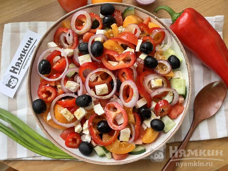 Греческий салат с брынзой и маслинами 