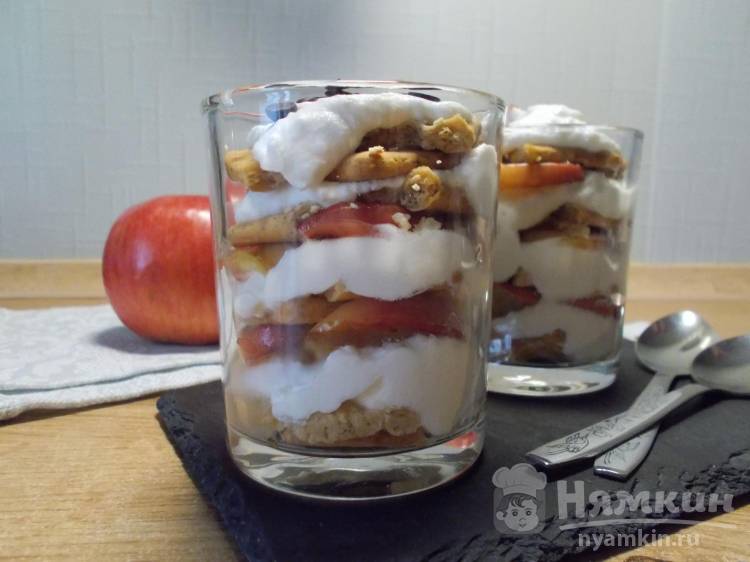 Десерт в стакане из крекера, творога и карамелизированных яблок