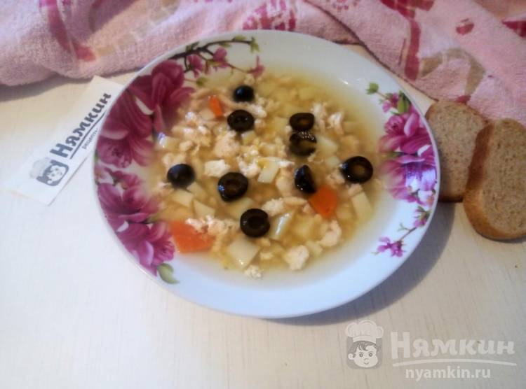 Легкий суп с куриным фаршем, красной чечевицей и маслинами