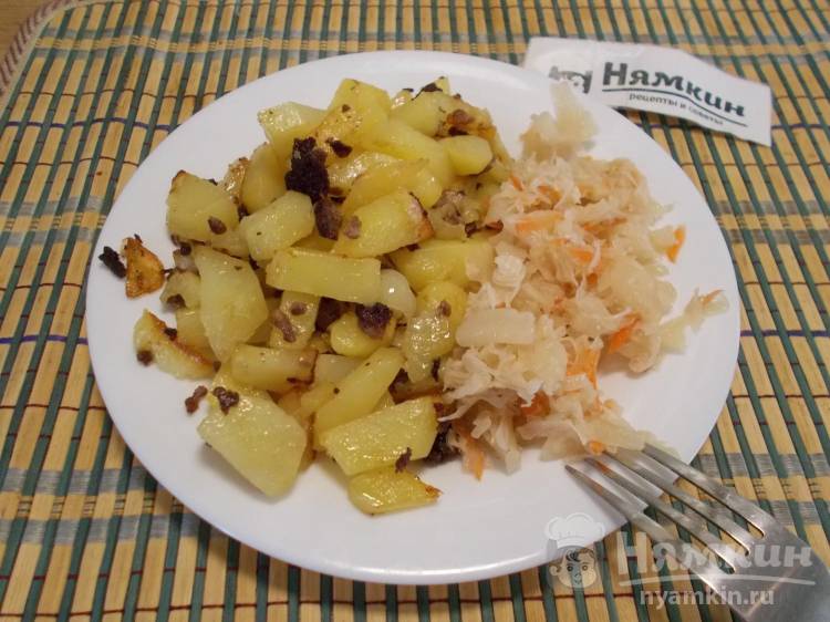 Жареная картошка с луком и фаршем на сковороде