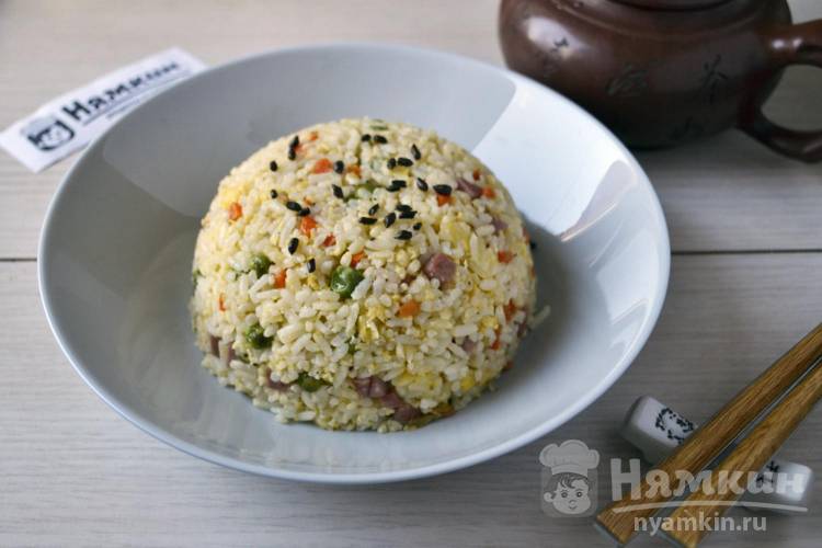 Жареный яичный рис с овощами и вареной колбасой по-китайски