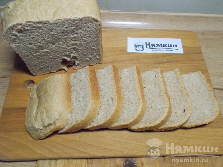 Хлеб из цельнозерновой и пшеничной муки в хлебопечке на закваске