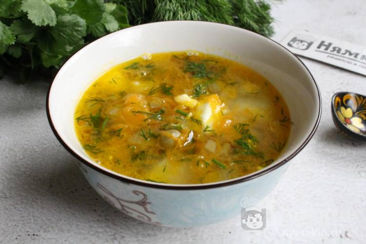 Легкий суп без мяса с зеленым горошком и яйцом
