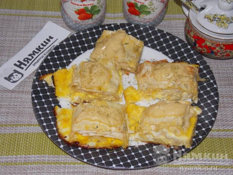 Закуска из лаваша с сыром и куриным фаршем в яичной заливке в духовке