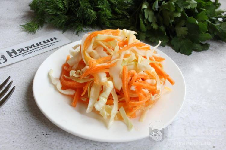 Вкусный маринованный салат из капусты и моркови с уксусом