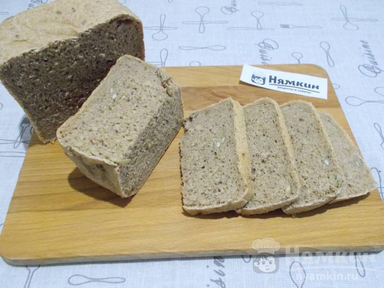 Хлеб на закваске из трех видов муки с семечками в хлебопечке