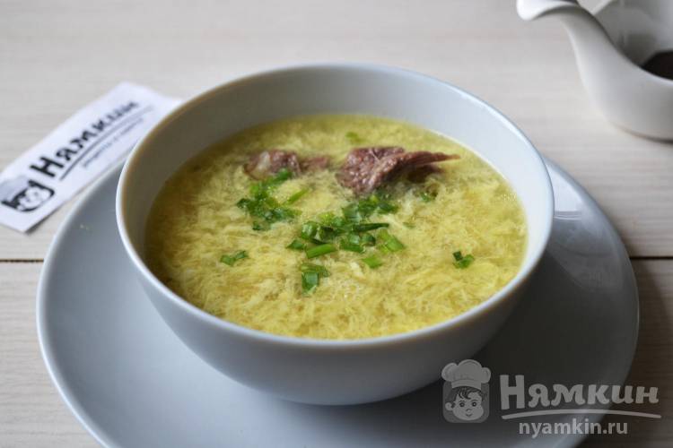 Китайский яичный суп с имбирем и луком на мясном бульоне