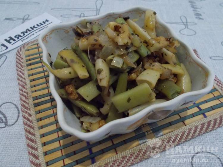 Теплый салат из стручковой фасоли с грецкими орехами