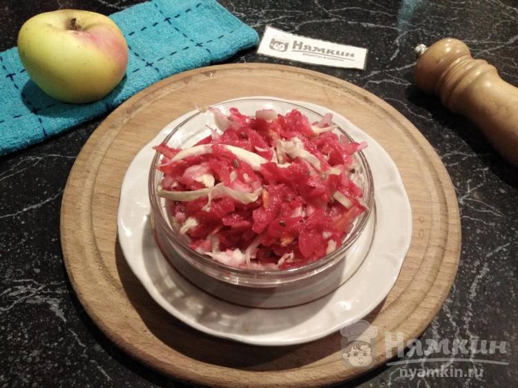 Легкий овощной салат с яблоком, уксусом и льняным маслом