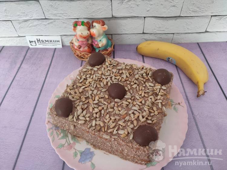 Торт без выпечки из печенья с шоколадно-творожным кремом и бананом