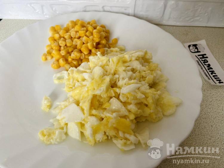Яичница-болтунья с консервированной кукурузой на завтрак