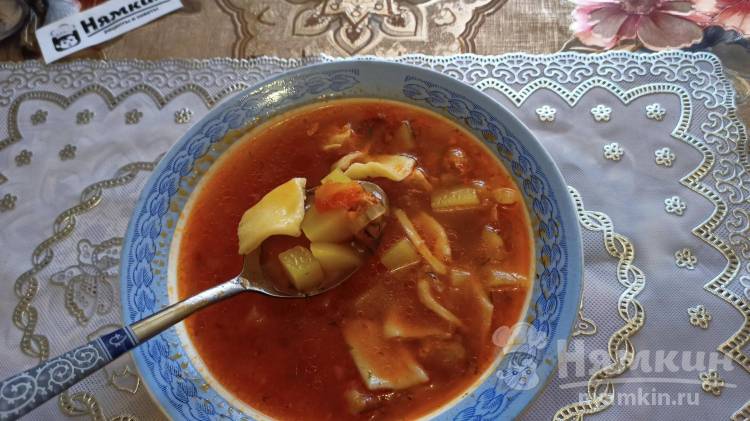 Томатный суп с галушками и свининой по-домашнему