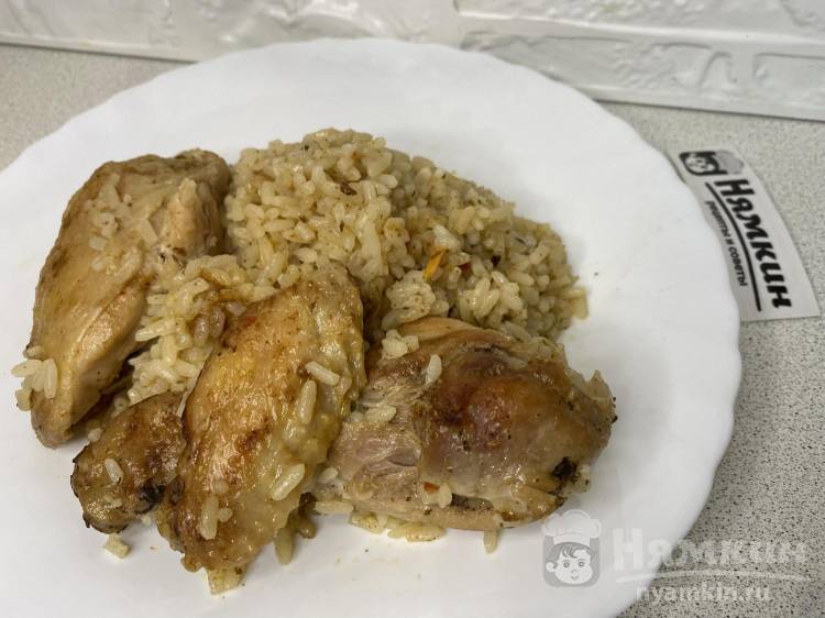 Курица с рисом и приправами на сковороде