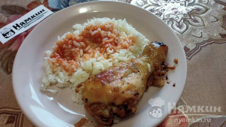 Куриные голени с рисом и томатной подливой
