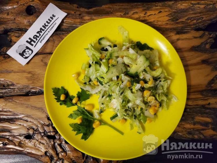 Лёгкий салат со свежими огурцами, кукурузой и зеленью