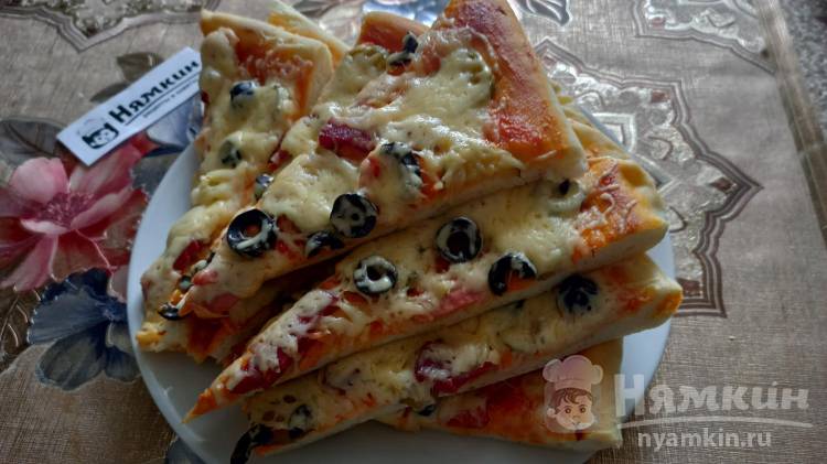 Домашняя пицца с колбасой, оливками и сыром на вкусном дрожжевом тесте