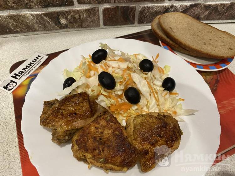 Жареная домашняя курица в паприке на сковороде