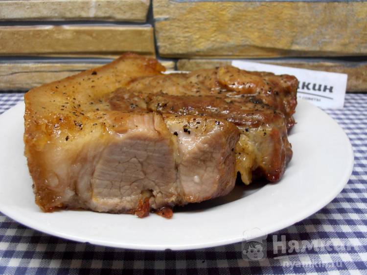 Ароматная свинина с чесноком и специями в рукаве в духовке