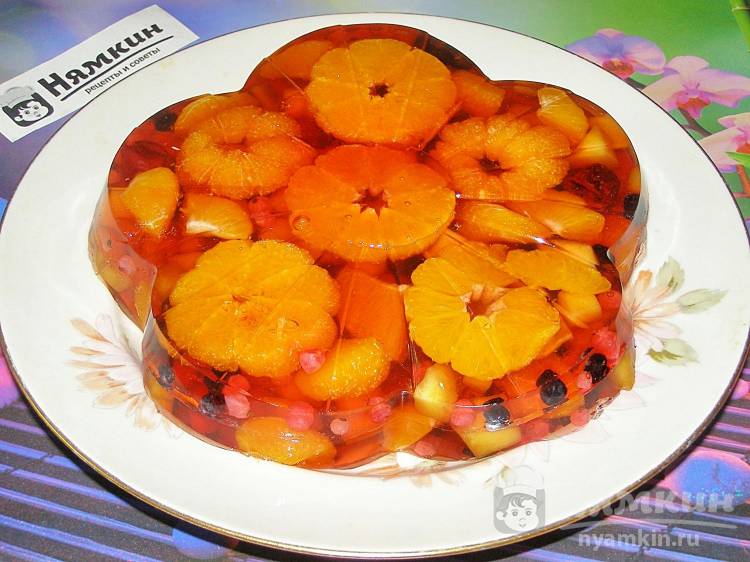 Желейный десерт с мандаринами, манго и ягодами