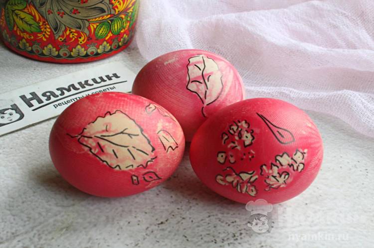 Пасхальные яйца с листочками и цветами сирени