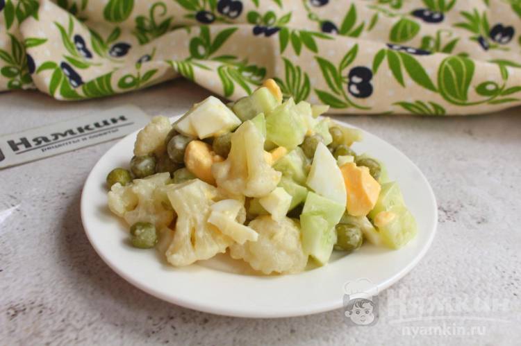 Салат с зеленым горошком, свежими огурцами и цветной капустой