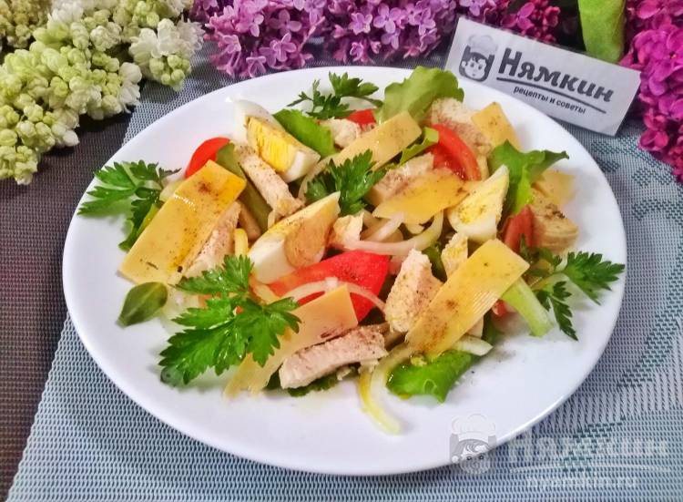Простой салат а-ля Цезарь с курицей и листьями салата
