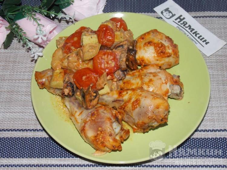 Куриные голени с грибами, кабачками и помидорами черри в духовке