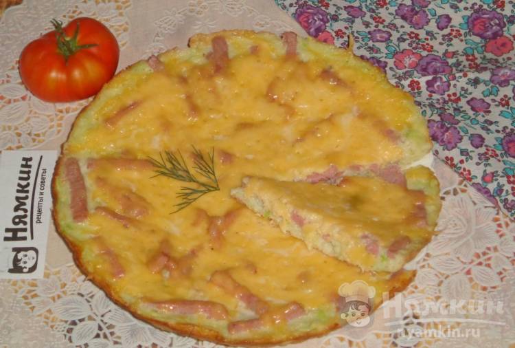 Кабачковая пицца с сыром и колбасой на сковороде