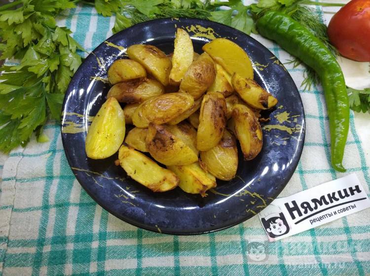 Запеченная картошка с чесноком и пряностями в духовке