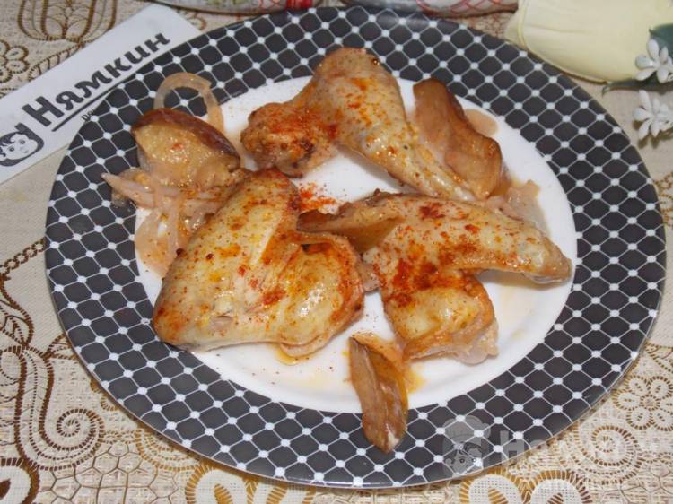 Куриные крылья с луком и сливами в духовке